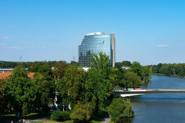 Projet d'architecture pour la construction d'un hôtel avec des façades en bois, noires et blanche par Area Créatio