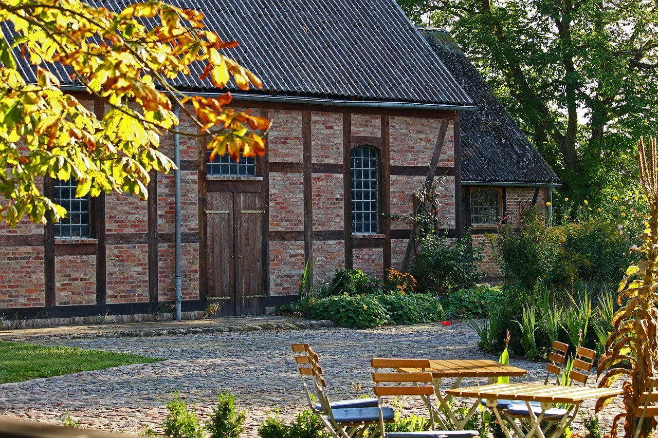 Construction d'une maison familiale dans un ancien corps de ferme avec une façade en bardage bois par Area Créatio