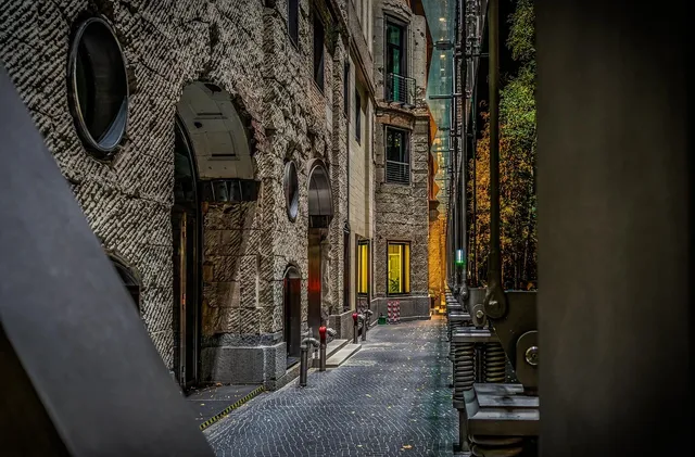 Vue sur la façade d'entrée du bâtiment décorée par un ensemble de décoration végétale.
