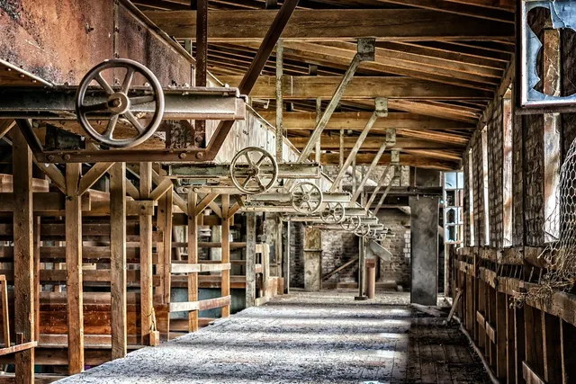 Bâtiment en acier et en bardage bois avec verdure.
