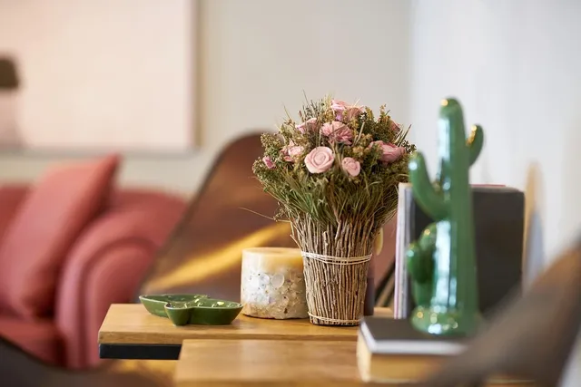 installation-mobilier-renovation-services-generaux-accueil-dans-extension-kyriad-laval