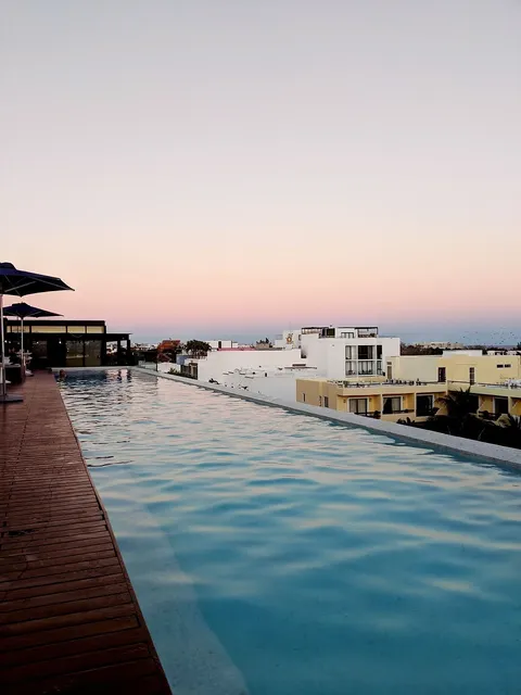 Construction d'une extension et d'un roof top avec piscine pour l'hôtel Mercure de La Rochelle