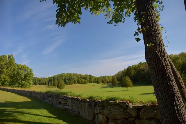 Projet de rénovation avec des murs en pierre charentaises et des poutres apparentes