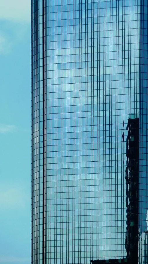aménagement paysager et animation des façades extérieure, bardages en bois et différentes teintes de gris, proche de la zone commerciale