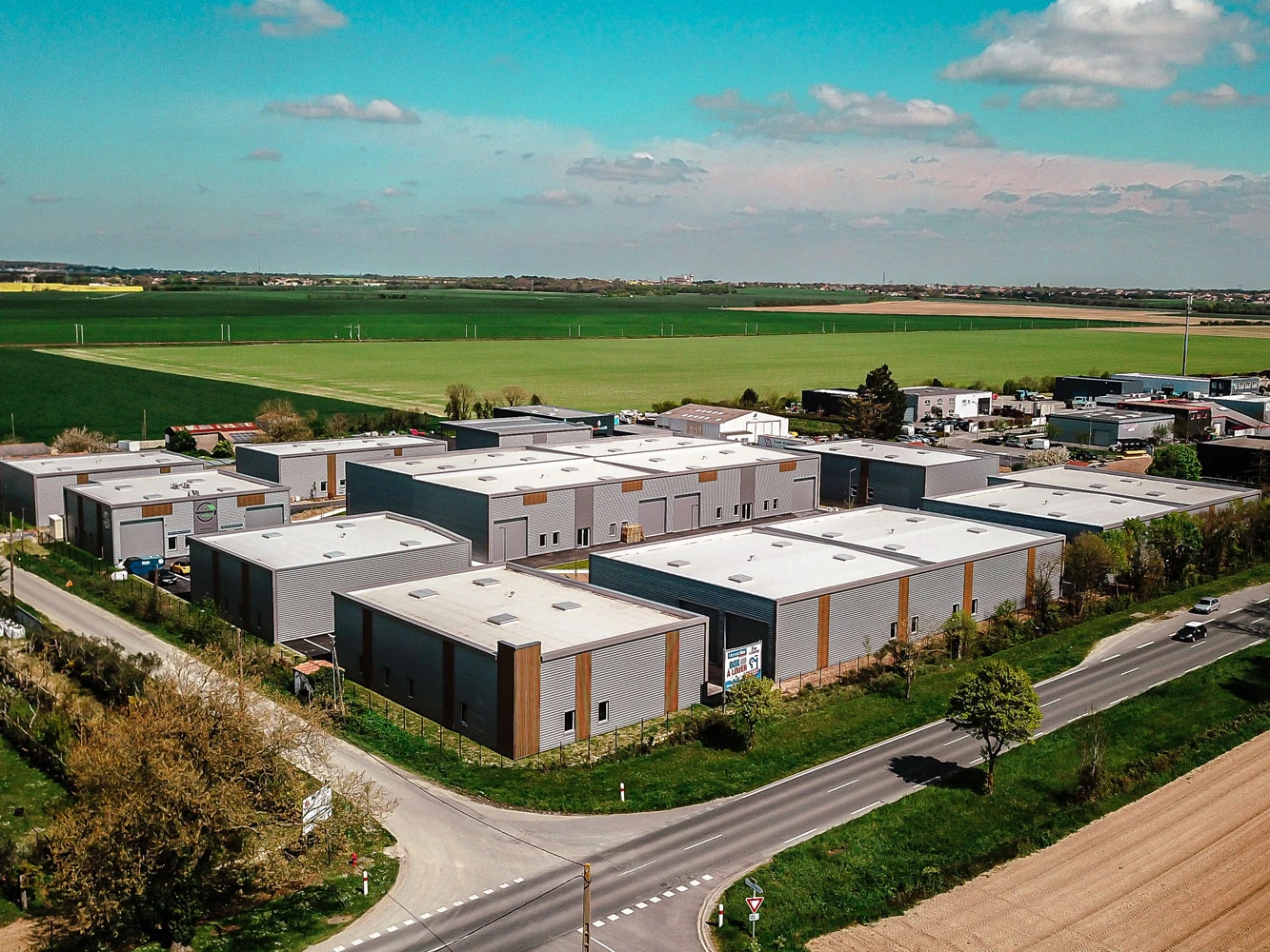 Vue en drone des bâtiments tertiaires de la zone artisanale de l'Aubépin.